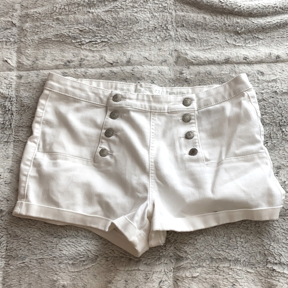white shorts. size:31